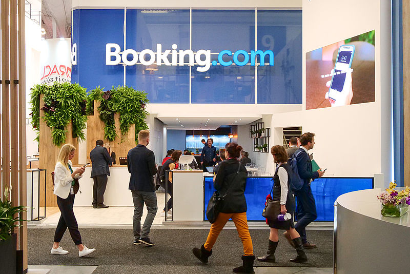 Booking investe alto no marketing para atrair viajantes